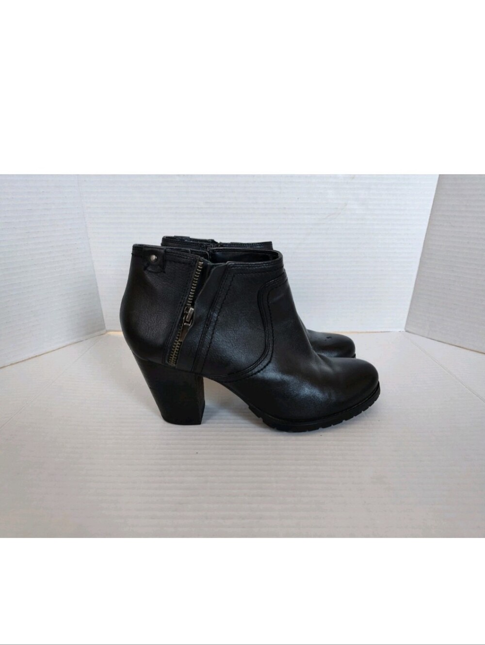 Clarks Artisan Black Leather Ankle Boots w Zippers Mission Halle Sz 9 Block Heel
